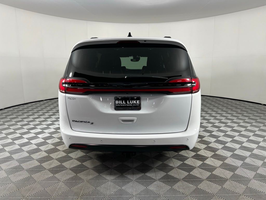 2024 Chrysler Pacifica Touring L photo 4