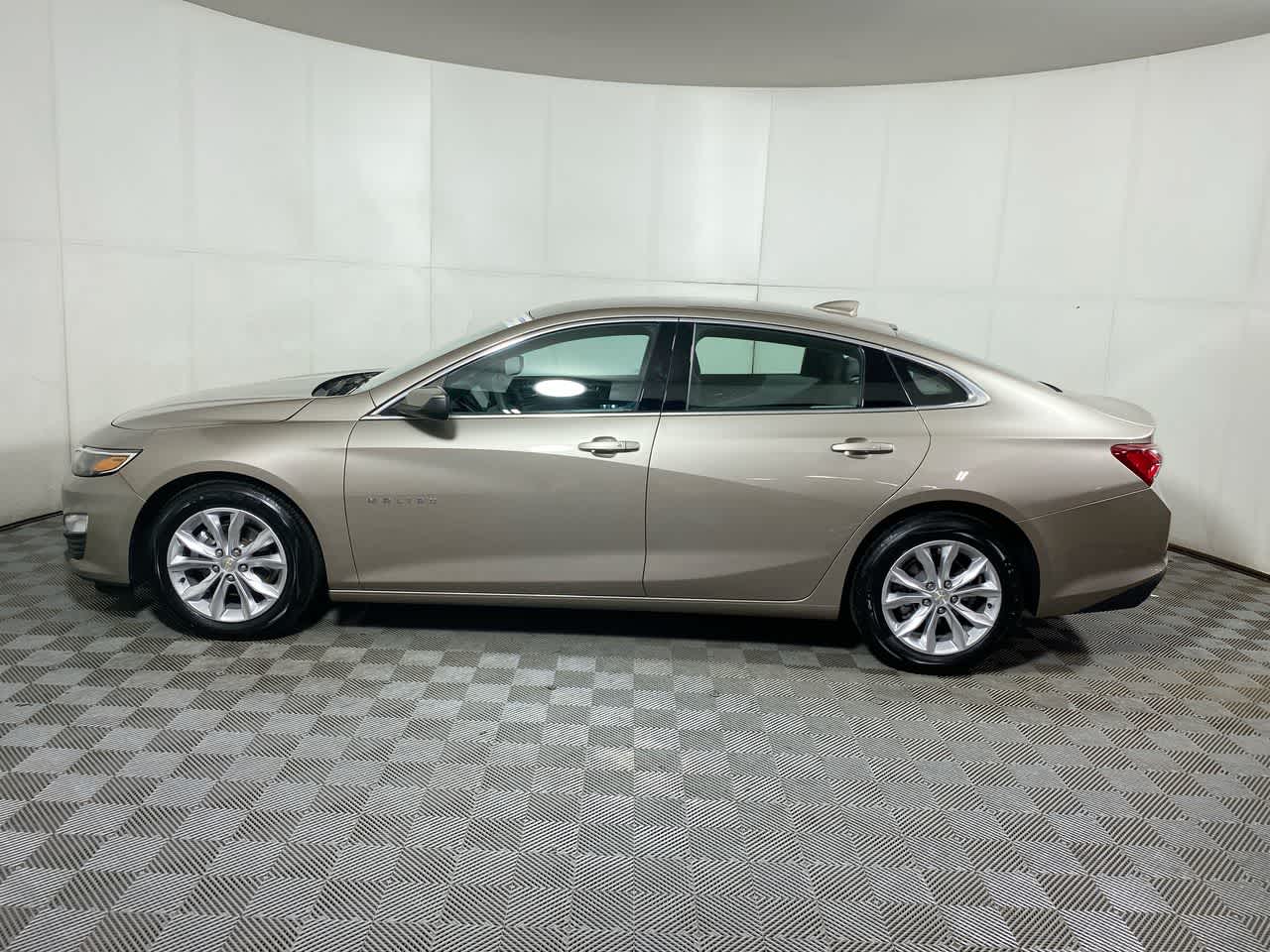 2022 Chevrolet Malibu 1LT photo 2