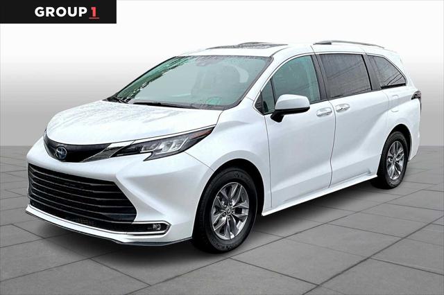 2023 Toyota Sienna XLE's photo