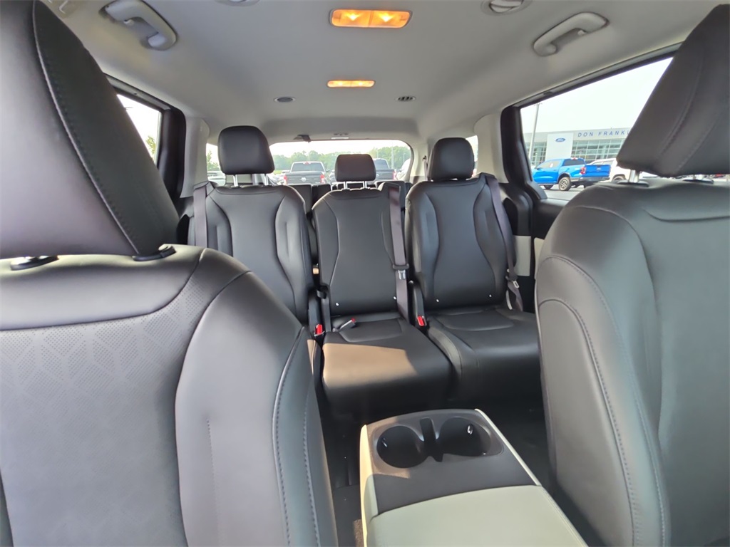 2024 Kia Carnival LX photo 14