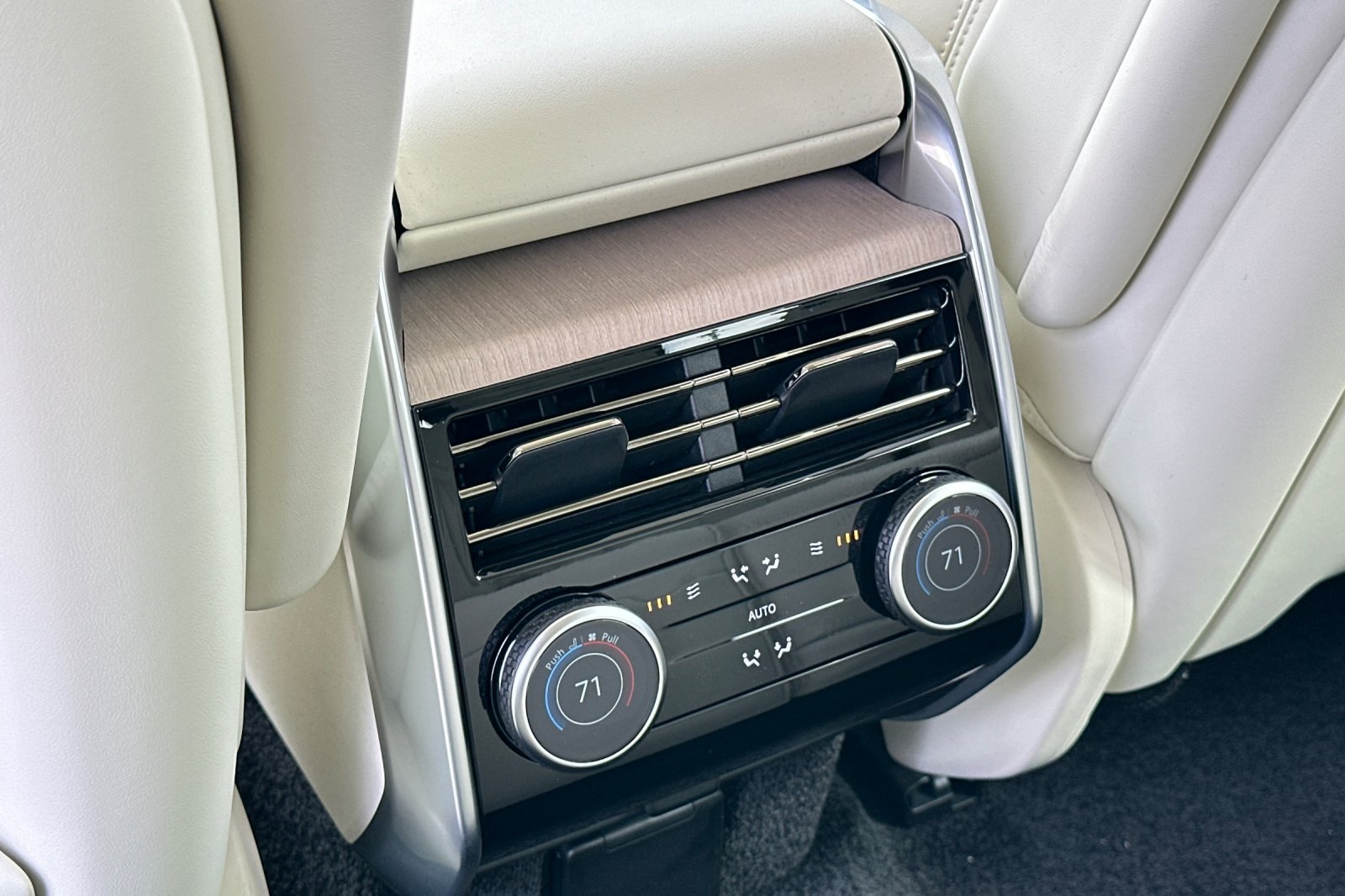 2025 Land Rover Range Rover SE photo 12