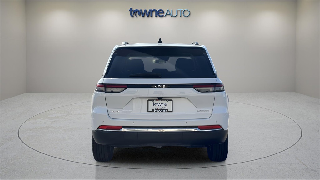 2023 Jeep Grand Cherokee Laredo photo 3