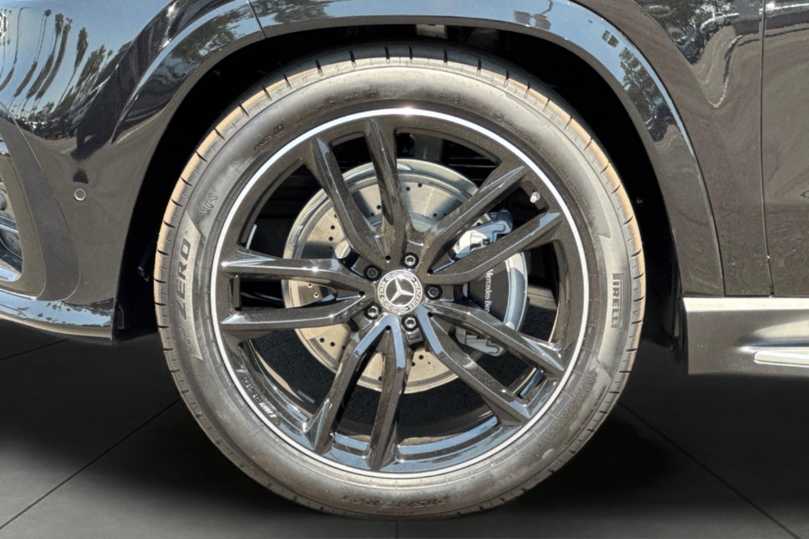 2025 Mercedes Benz GLS 580 4MATIC photo 5