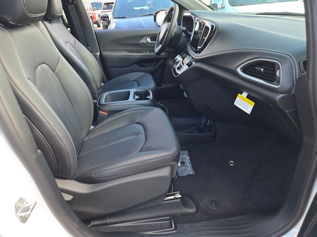 2026 Chrysler Pacifica photo 4