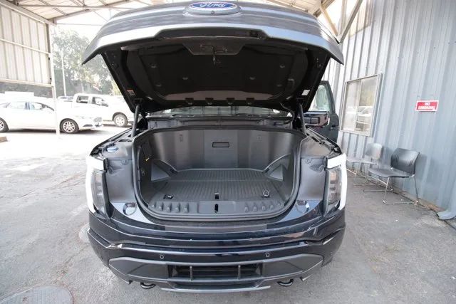 2023 Ford F-150 Lightning Lariat photo 27