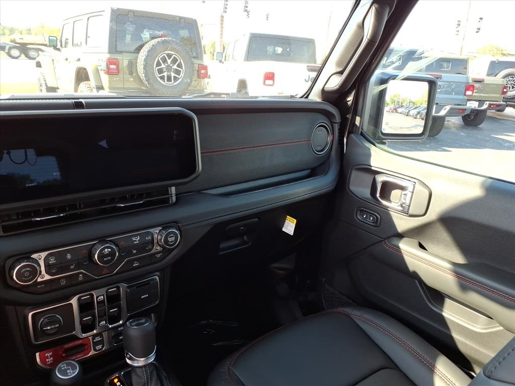 2025 Jeep Wrangler Rubicon photo 13