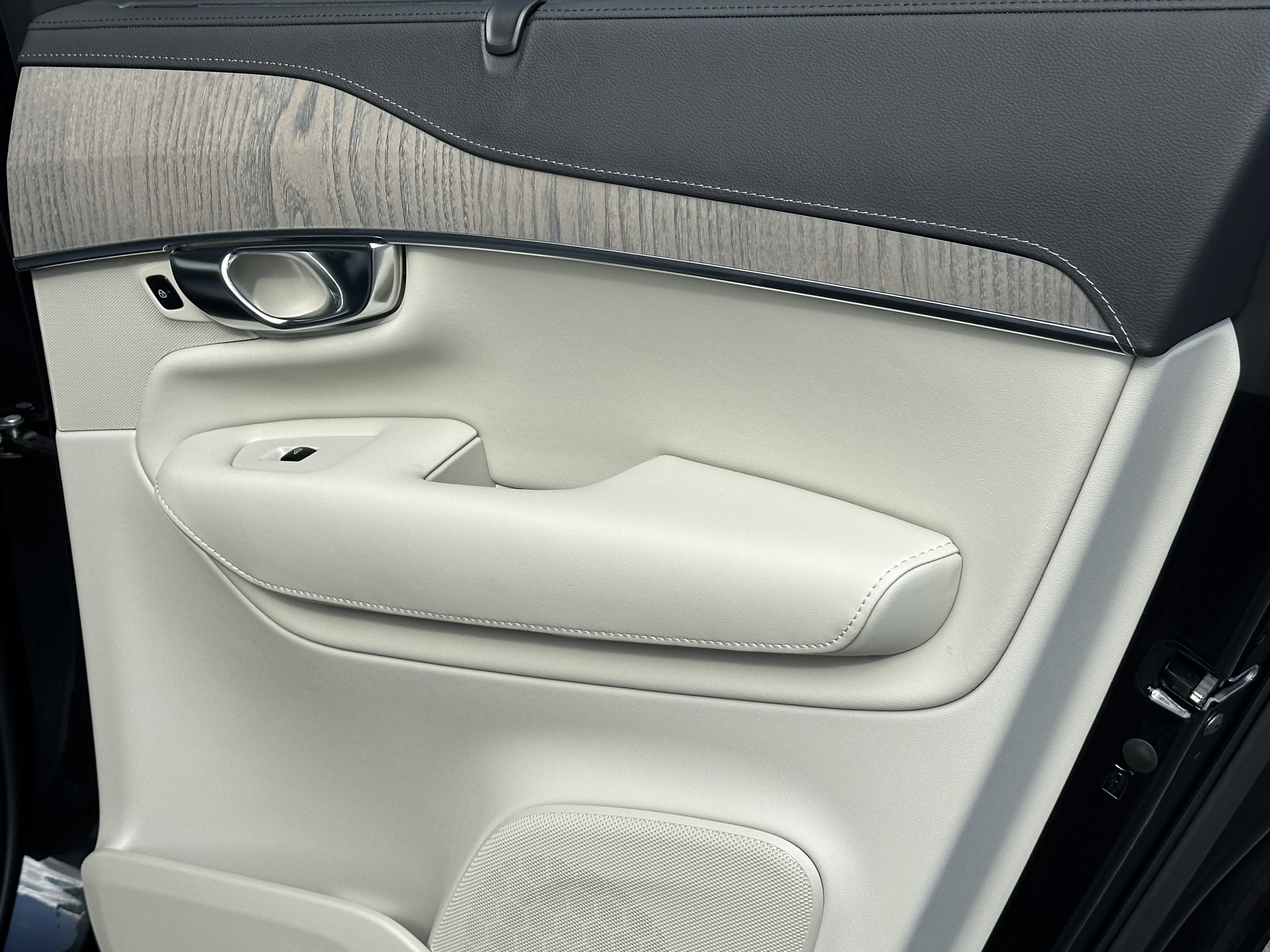 2025 Volvo XC90 photo 6