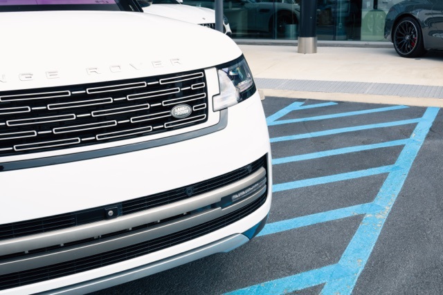 2023 Land Rover Range Rover SE photo 3