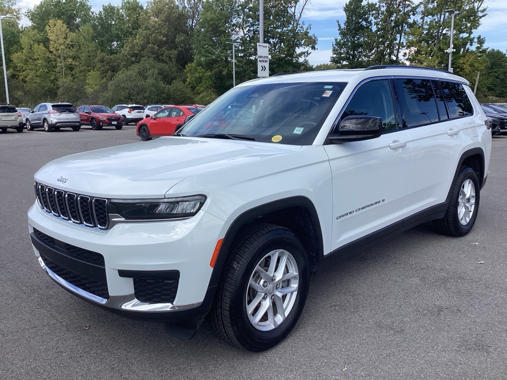 2023 Jeep Grand Cherokee Laredo photo 3