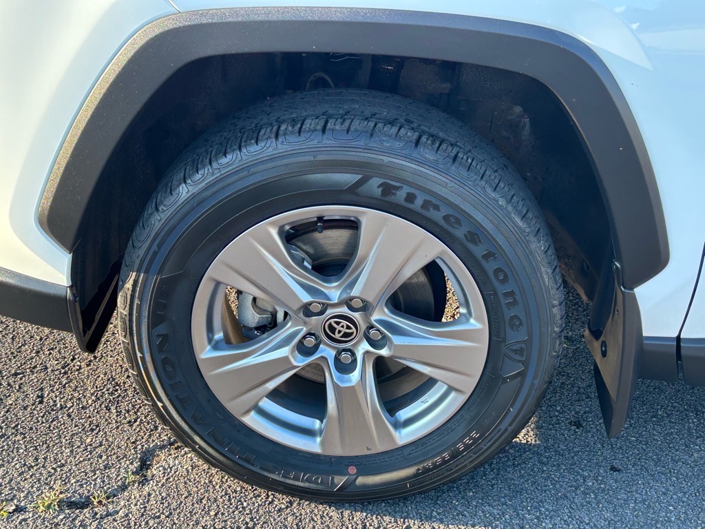 2023 Toyota RAV4 XLE photo 3