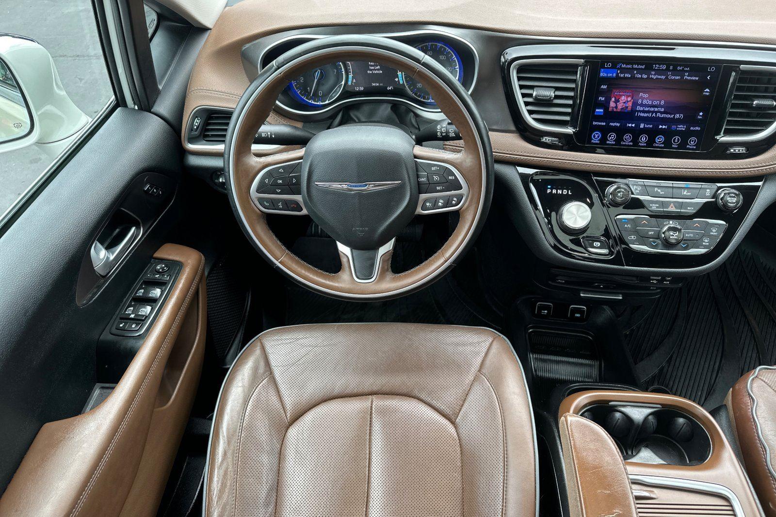 2017 Chrysler Pacifica Limited photo 3