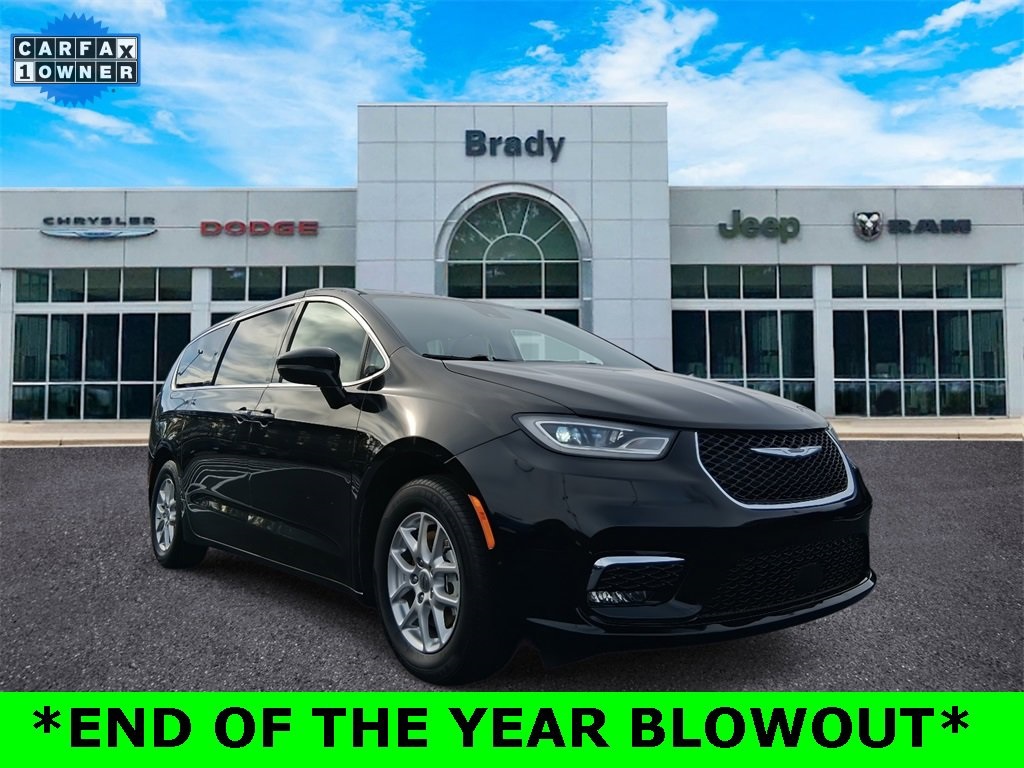 2024 Chrysler Pacifica Touring L's photo