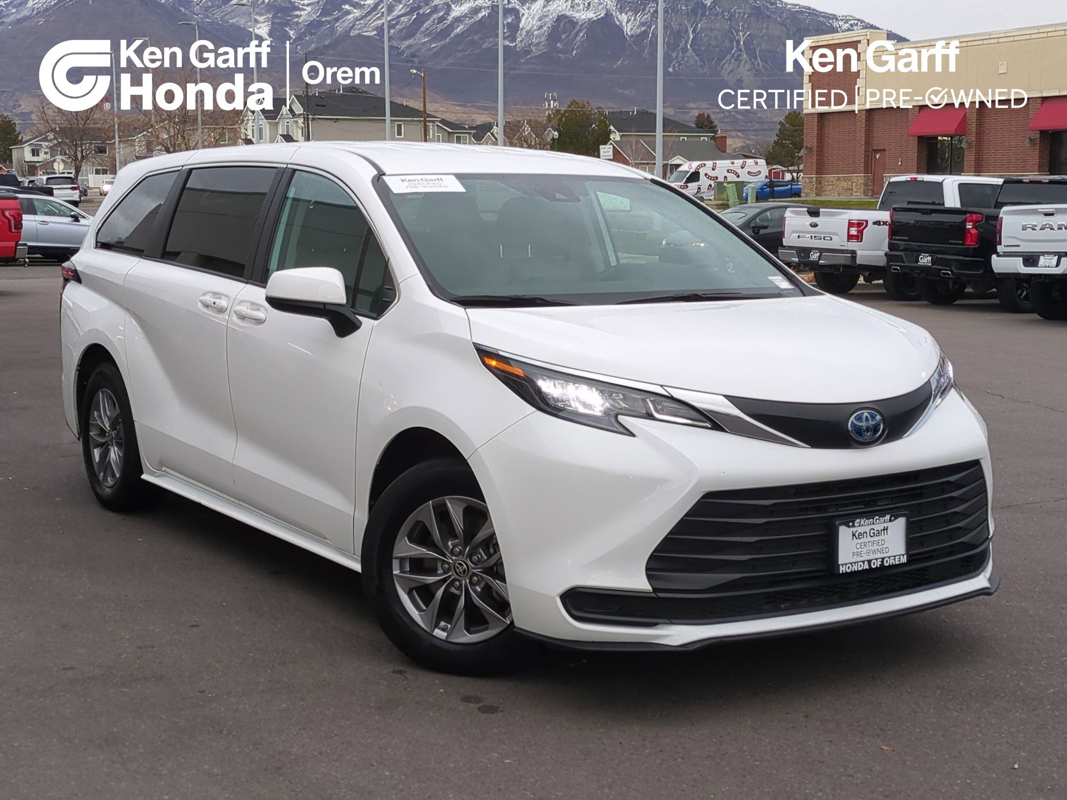 2024 Toyota Sienna LE's photo