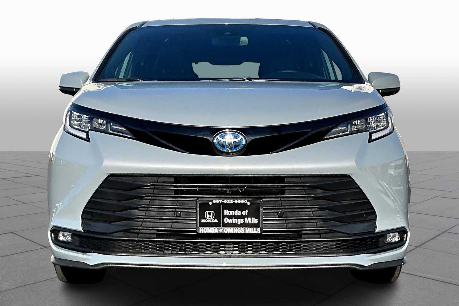 2025 Toyota Sienna Woodland Edition photo 3