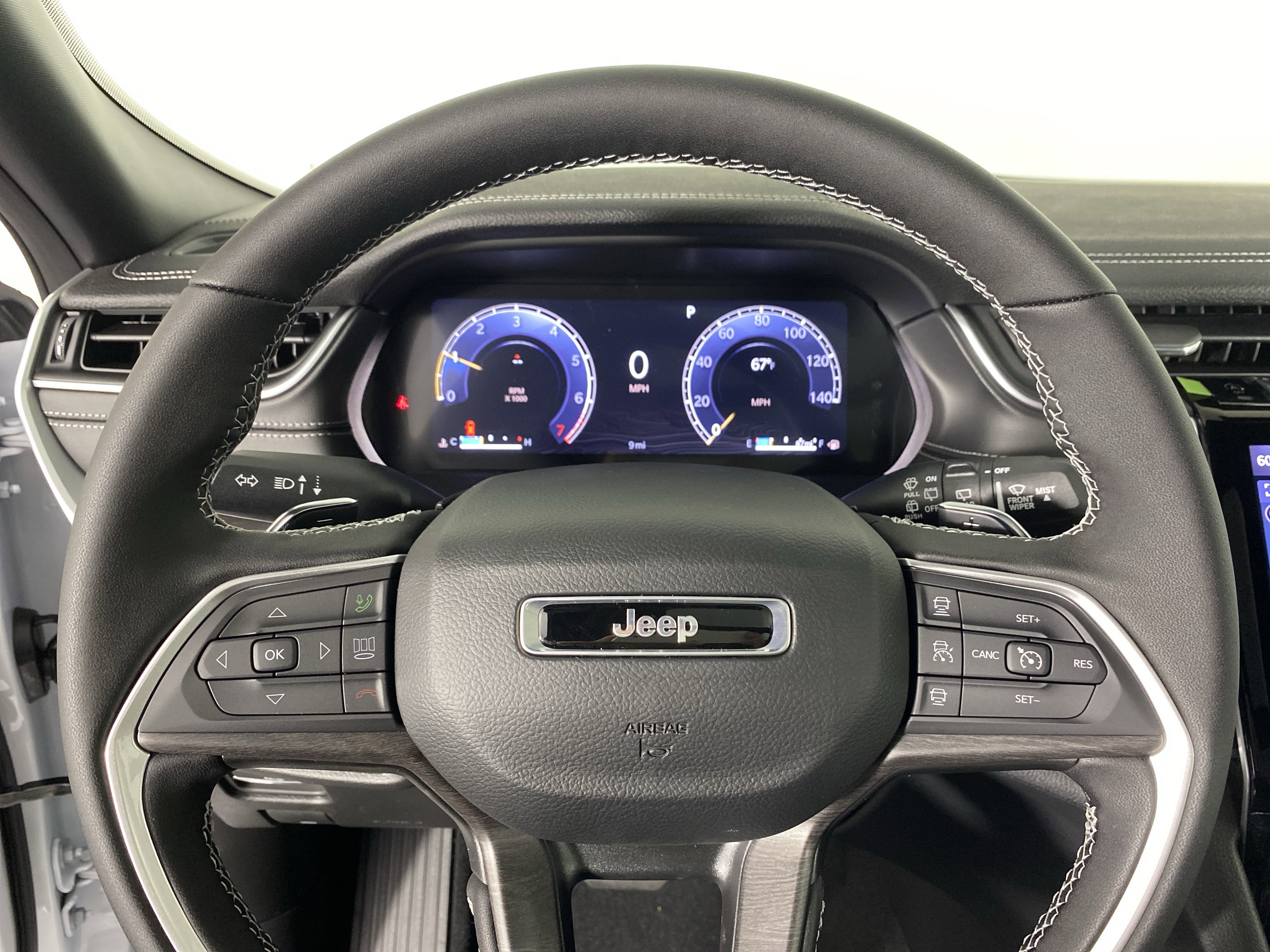 2025 Jeep Grand Cherokee Limited photo 3