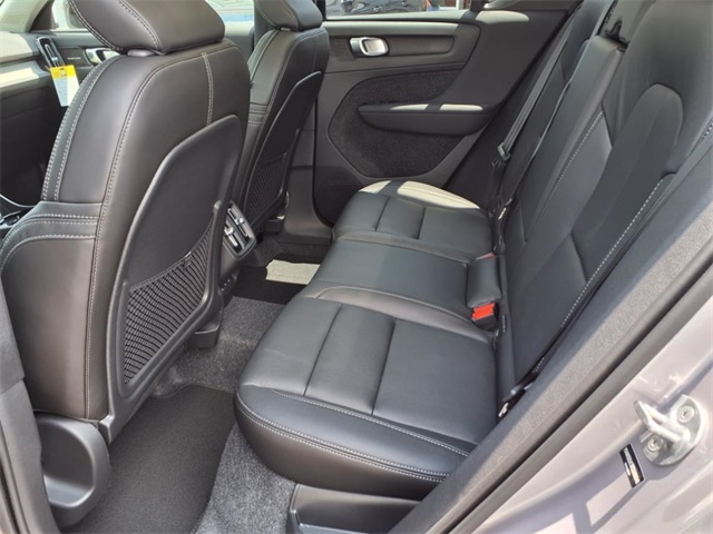 2026 Volvo XC40 Plus photo 4