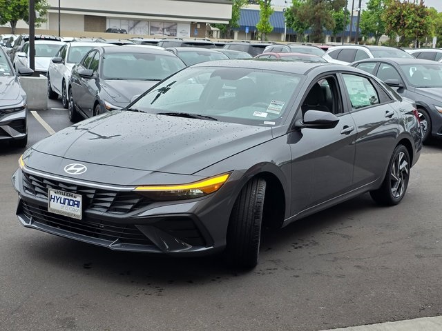 2025 Hyundai Elantra SEL Sport photo 4