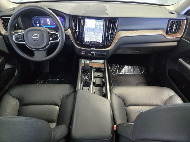 2023 Volvo XC60 B5 Plus photo 13