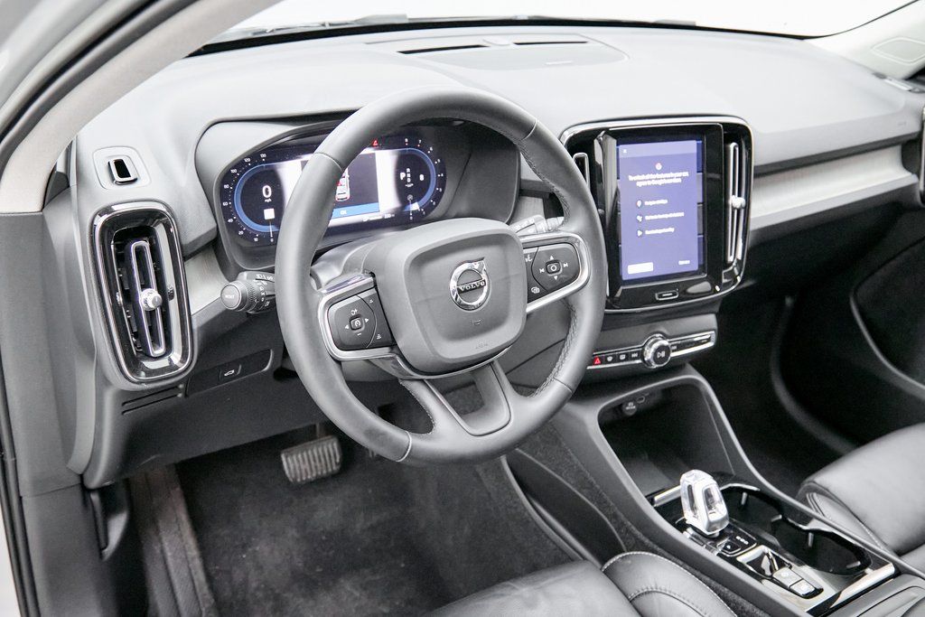 2023 VOLVO XC40 - Image 12