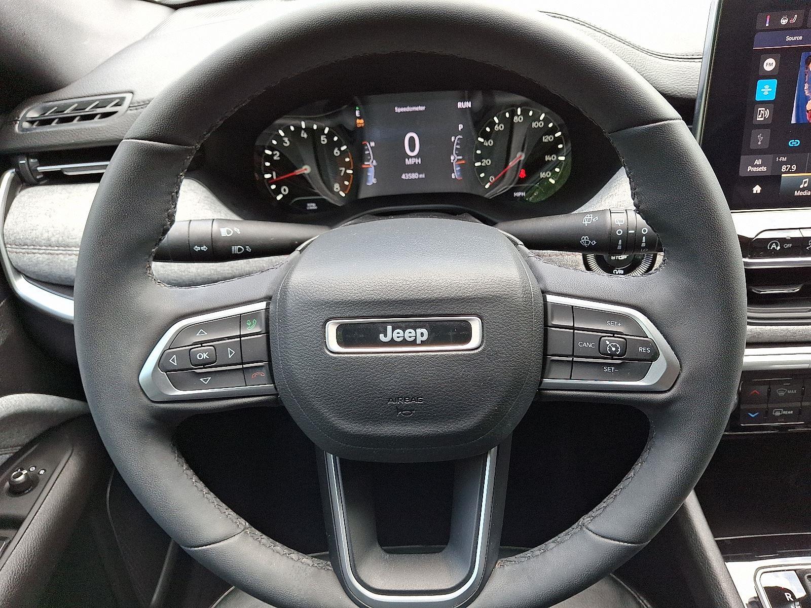2023 Jeep Compass Latitude Lux photo 17
