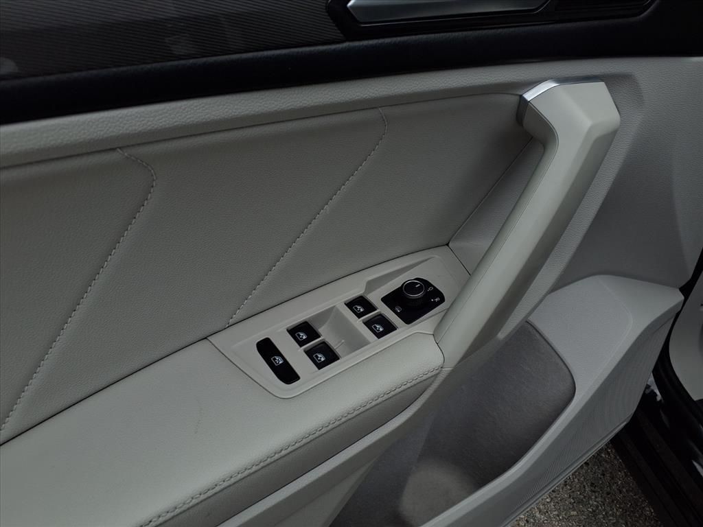 2022 Volkswagen Tiguan SE R-Line Black photo 16