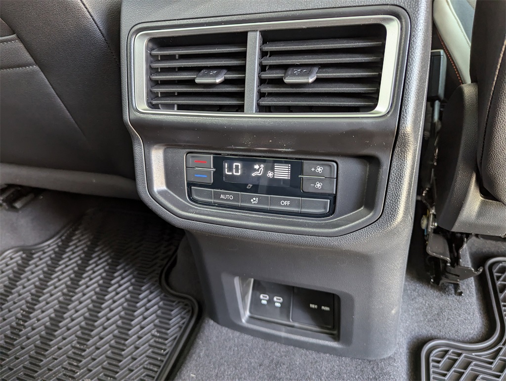 2025 Volkswagen Atlas SE Technology Peak Edition photo 31