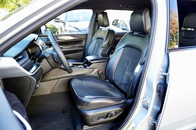 Used 2021 Silver Jeep Altitude image 16