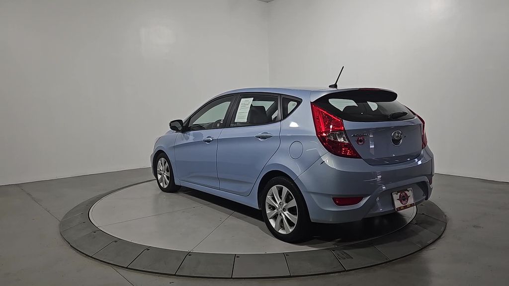2013 Hyundai Accent SE photo 3