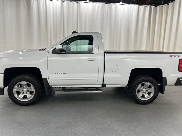 2017 Chevrolet Silverado 1500 LT photo 3