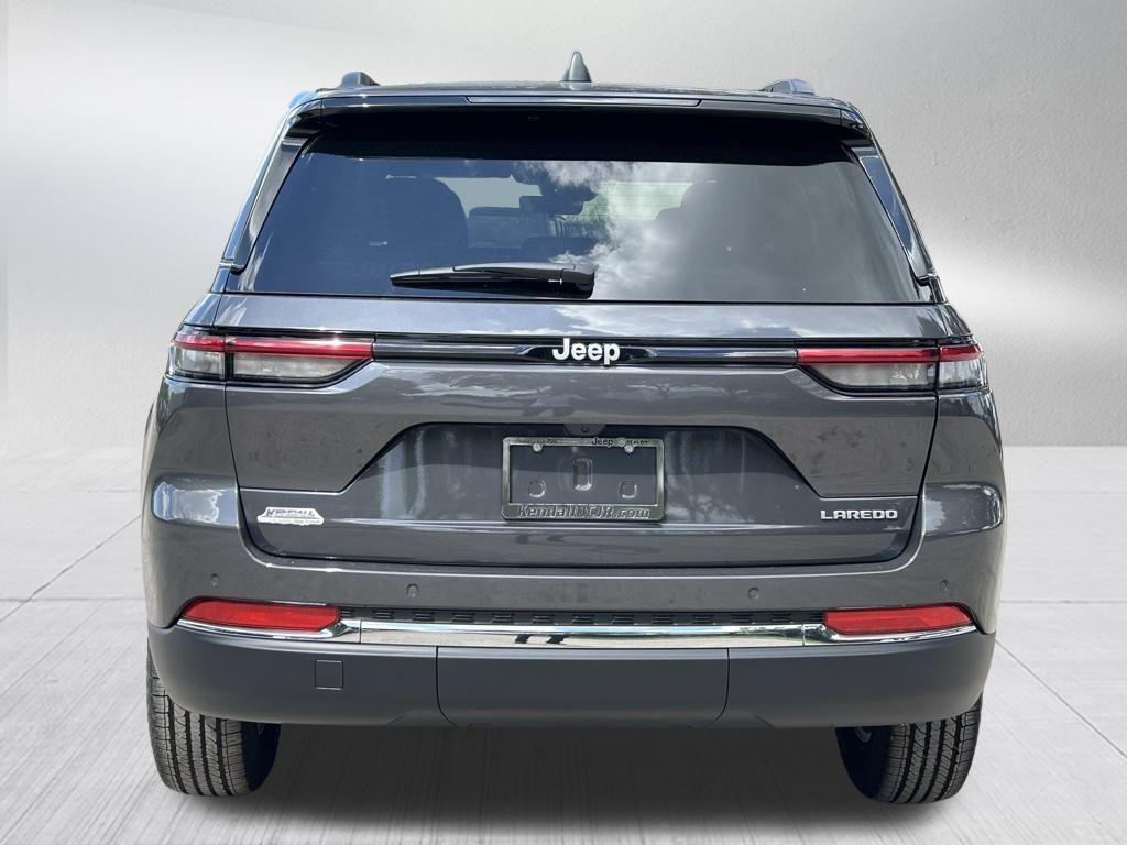 2025 Jeep Grand Cherokee Laredo photo 5