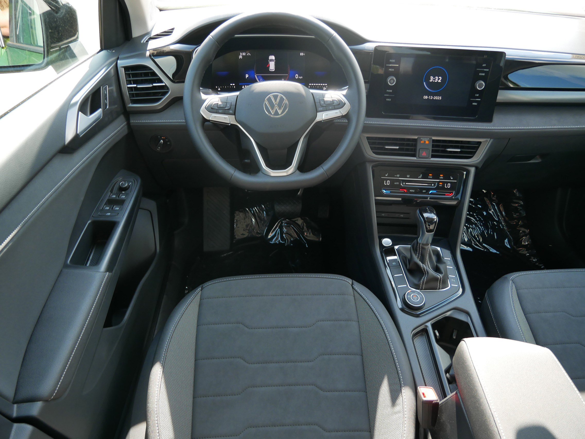 2025 Volkswagen Taos SE photo 7