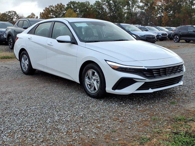 2025 Hyundai Elantra SE's photo