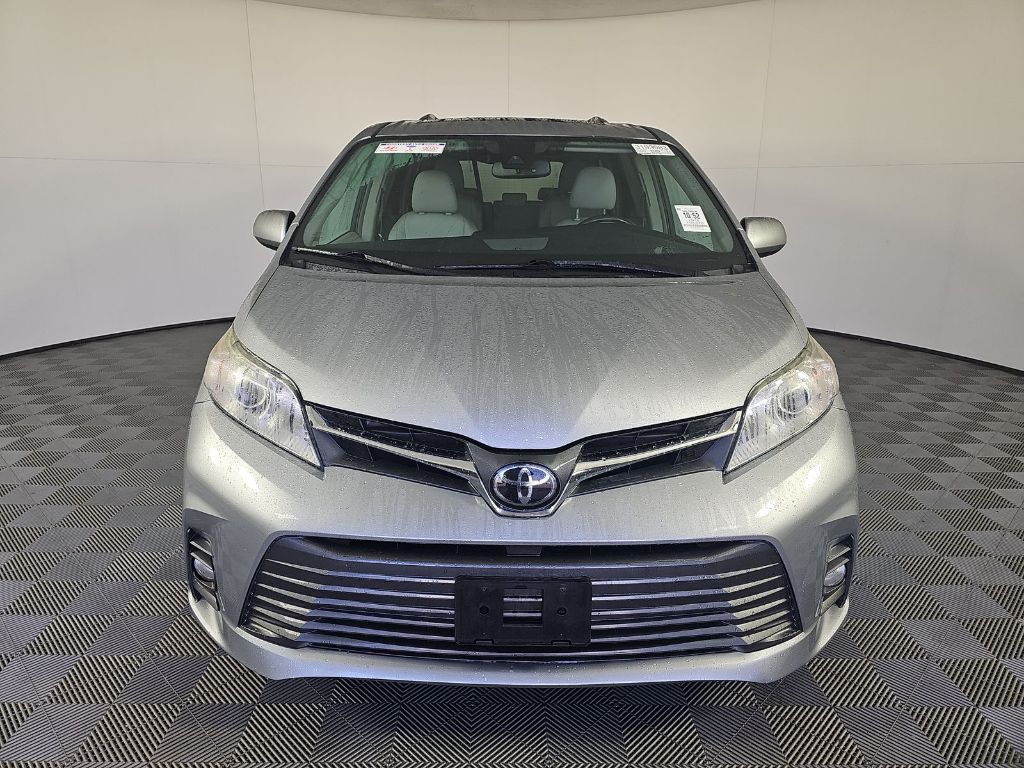 2018 Toyota Sienna XLE Premium photo 2