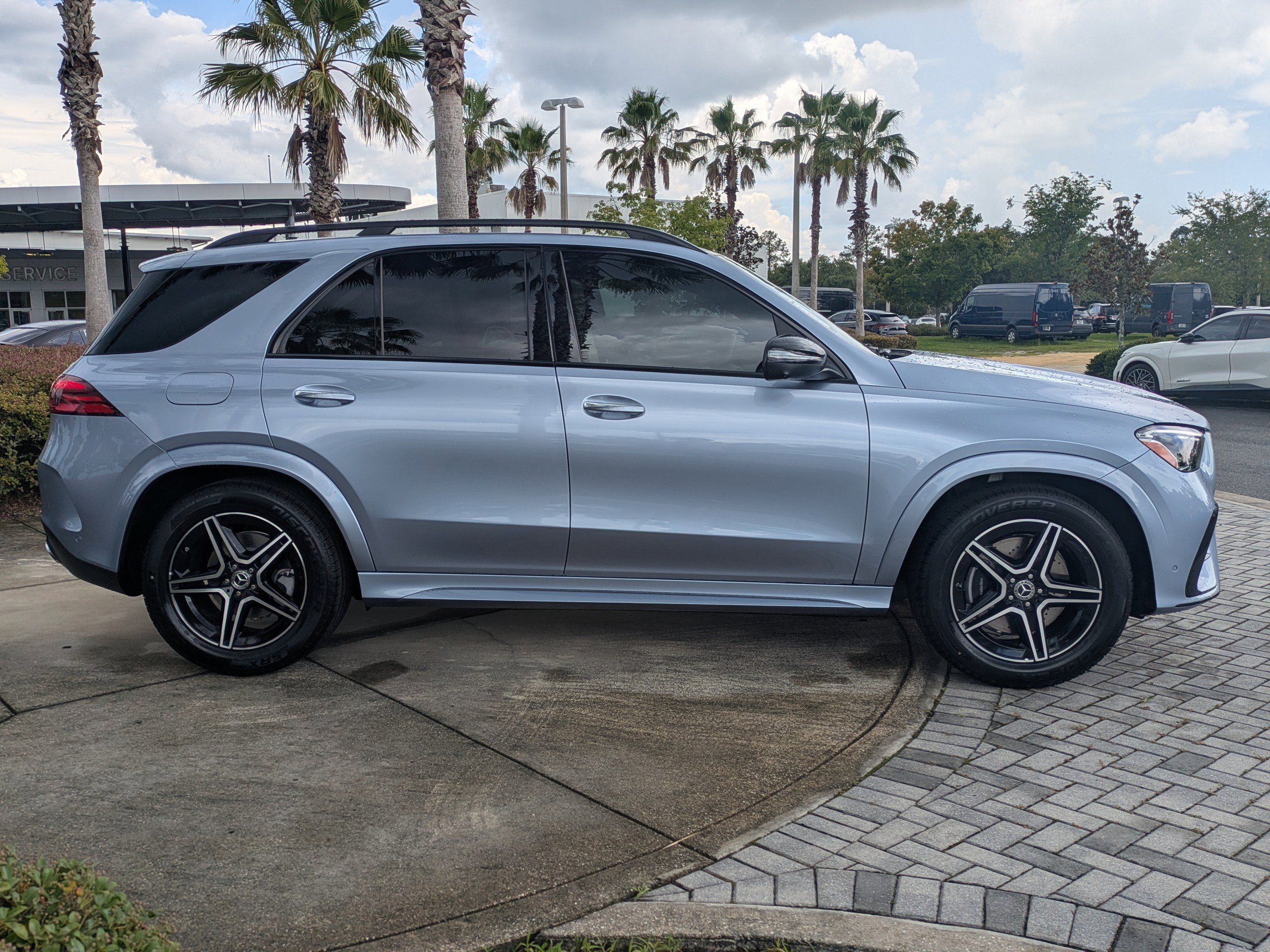 2025 Mercedes Benz GLE 350 4MATIC photo 4