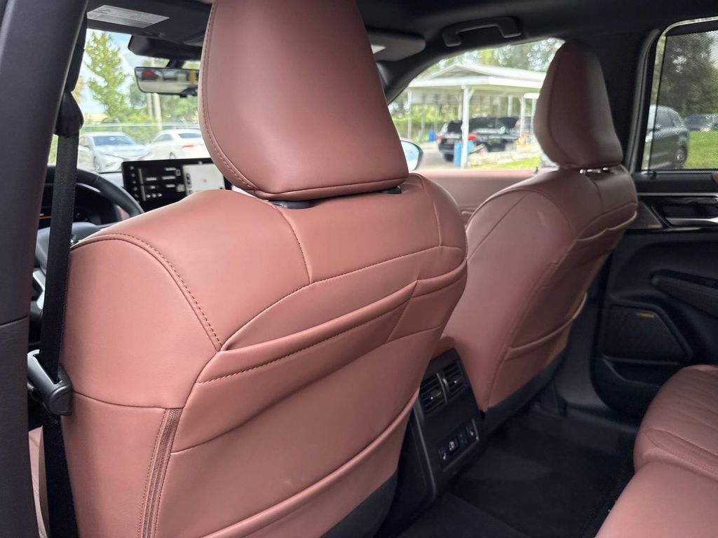 2025 Mitsubishi Outlander SEL photo 12