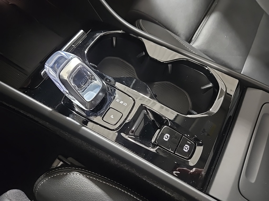 2025 Volvo XC40 Plus photo 14