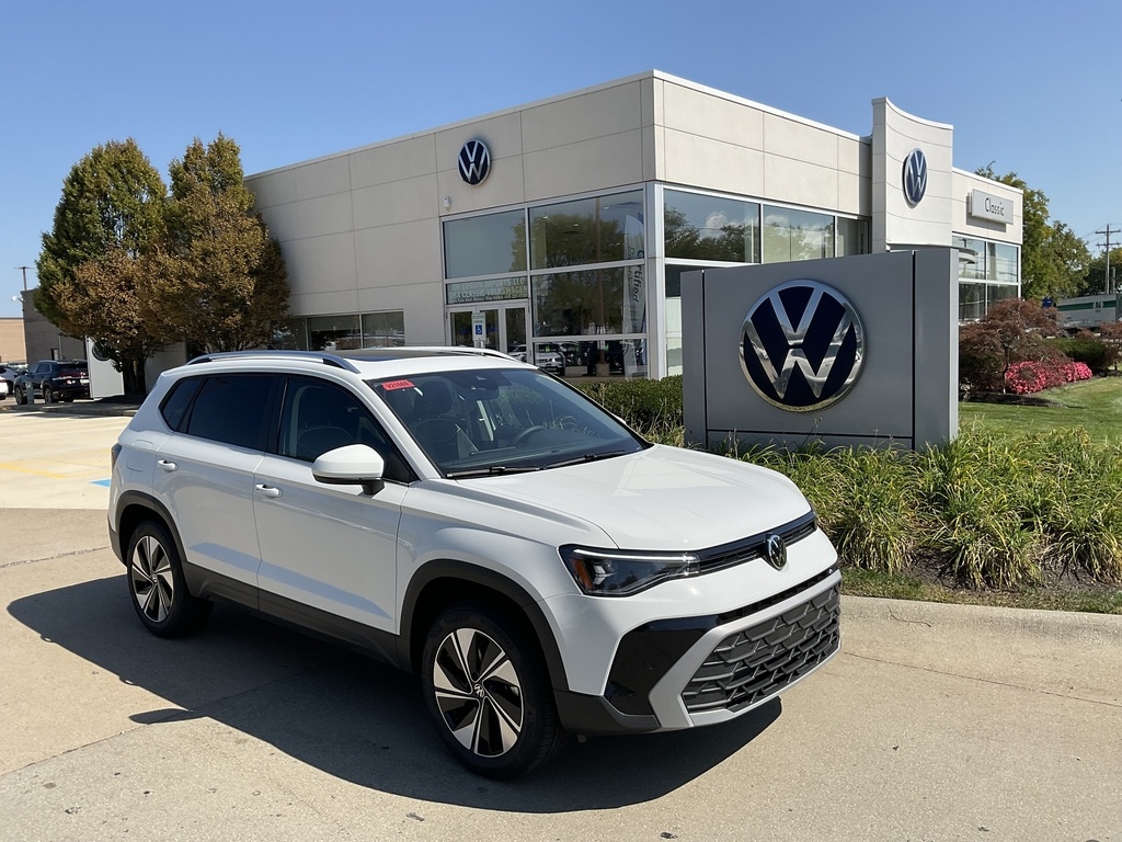 2025 Volkswagen Taos SE's photo