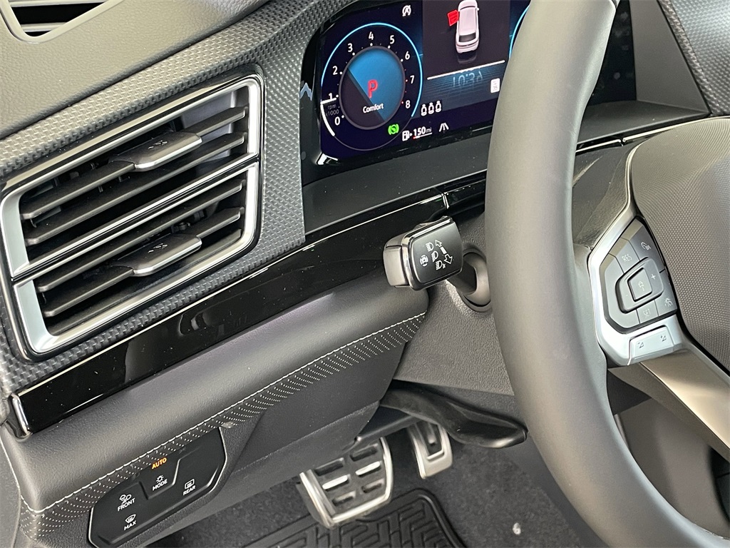 2025 Volkswagen Atlas Cross Sport SEL R-Line photo 17