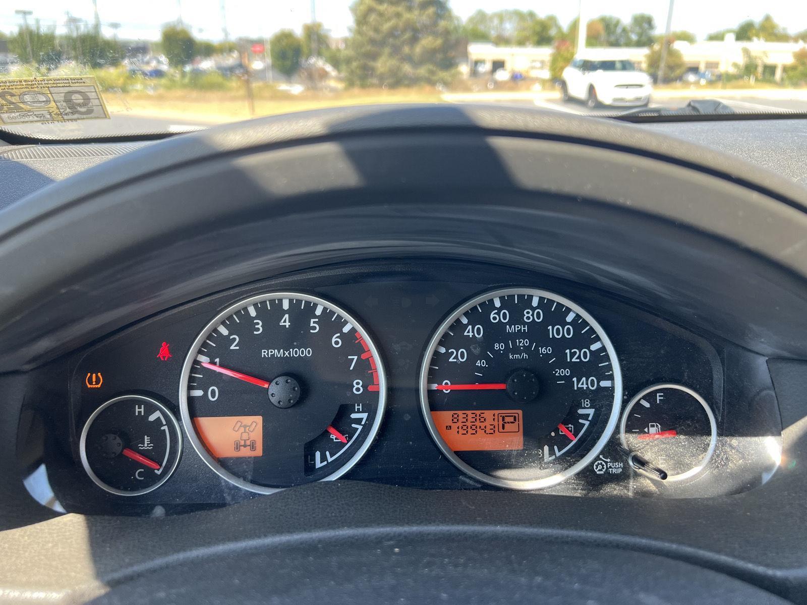 2010 Nissan Pathfinder SE photo 11