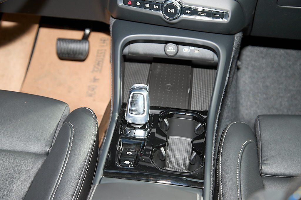 2026 VOLVO XC40 - Image 27