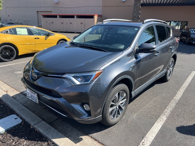2018 Toyota RAV4 Hybrid XLE photo 2
