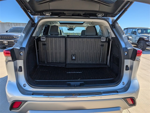 2022 Toyota Highlander Hybrid Platinum photo 5