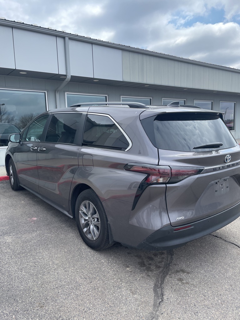 2024 Toyota Sienna XLE photo 4