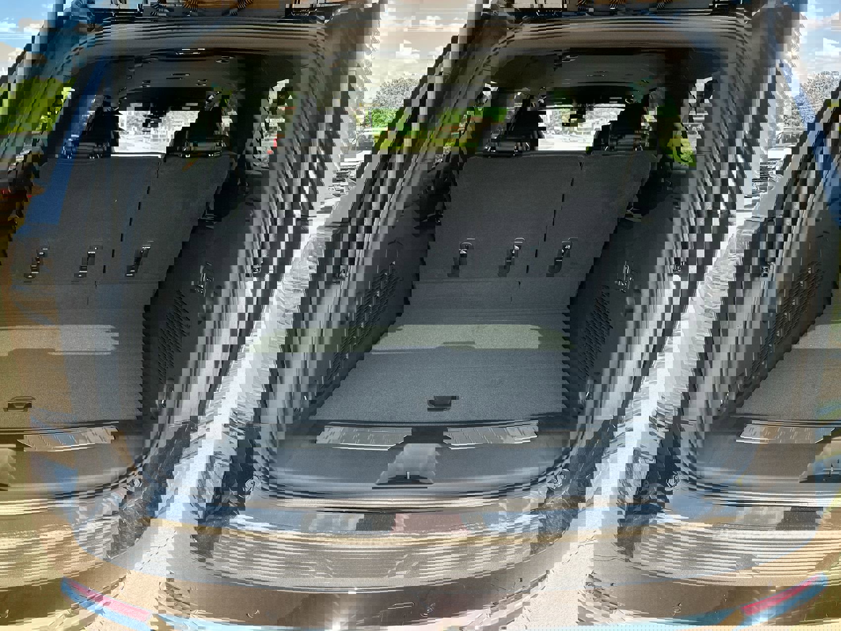 2025 Chevrolet Suburban Premier photo 23