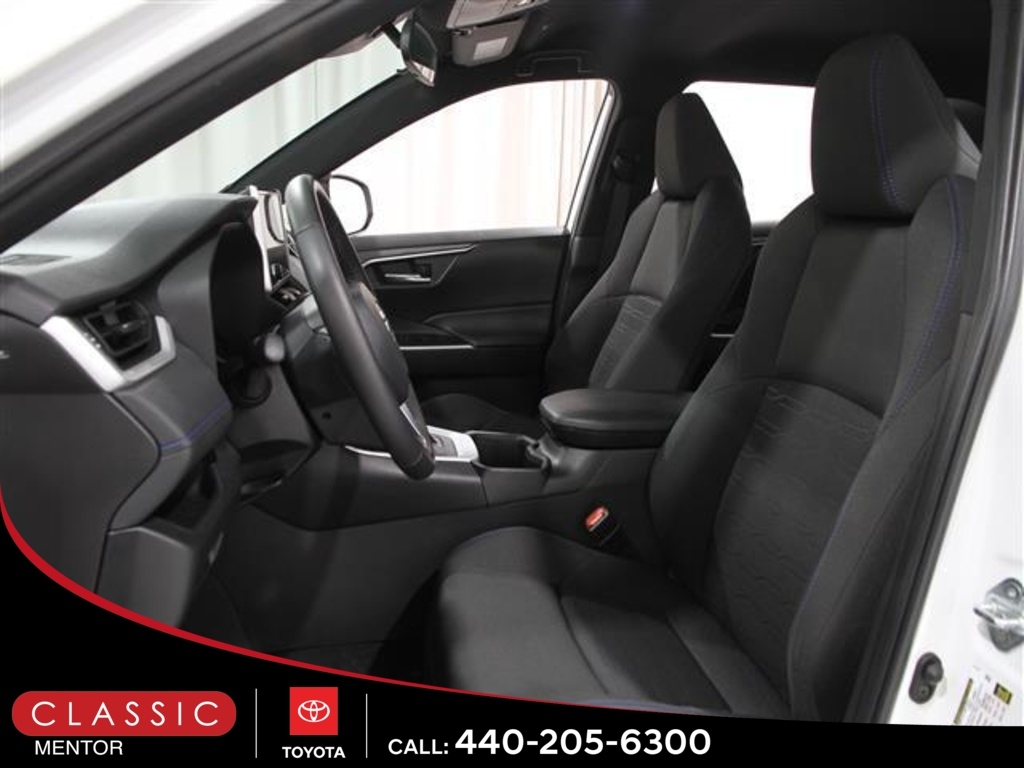 2024 Toyota RAV4 Hybrid SE photo 4