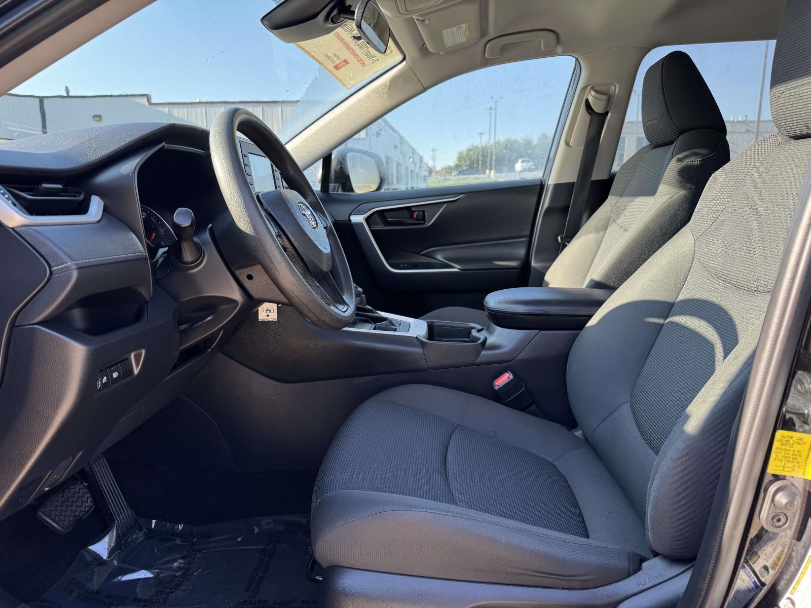 2021 Toyota RAV4 LE photo 5