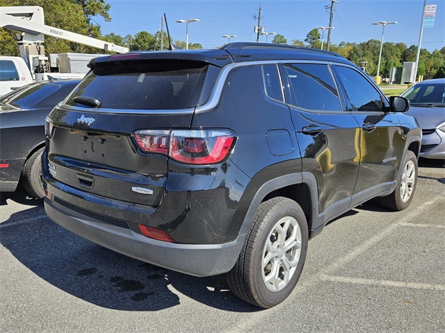 2024 Jeep Compass Latitude photo 2