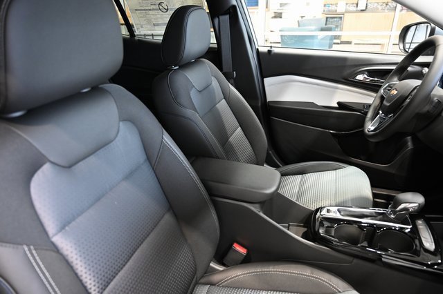2025 Chevrolet Trax LT photo 8