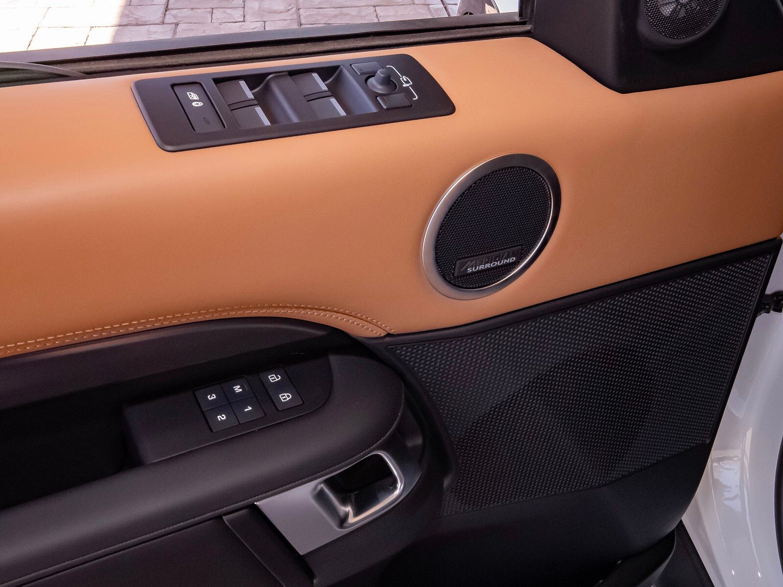 2025 Land Rover Discovery Metropolitan Edition photo 33