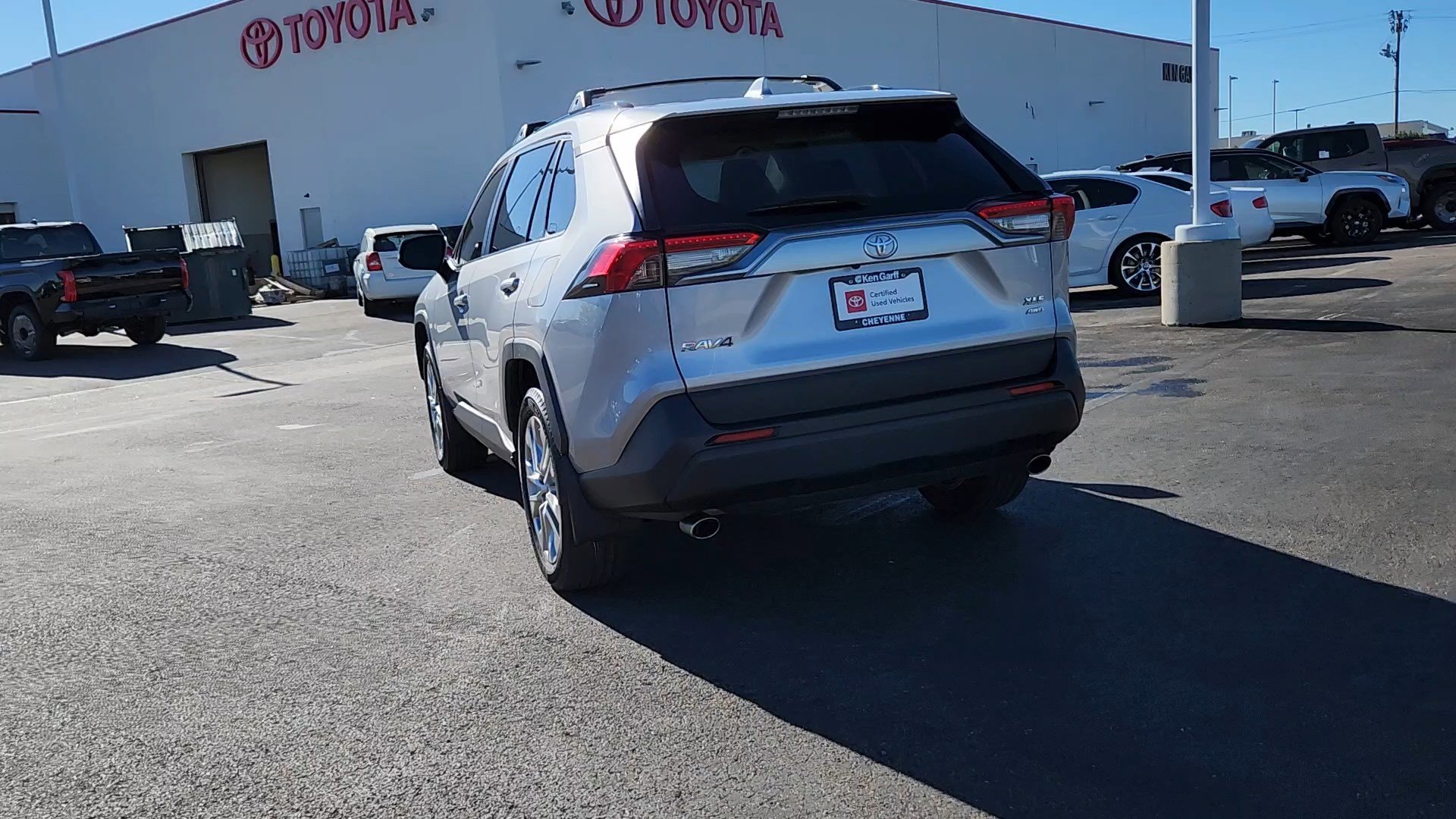 2023 Toyota RAV4 XLE Premium photo 3